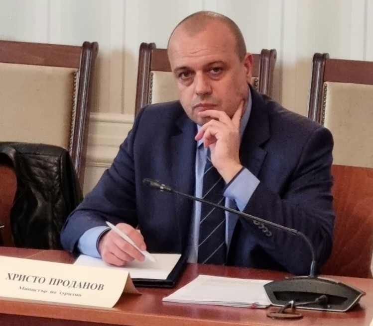 Министърът на туризма Христо Проданов е освободил 16 служители вчера